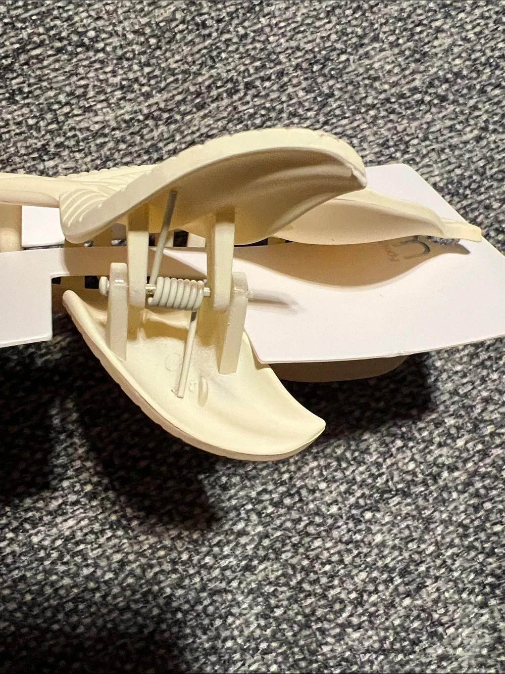 NWT Cream Leaf-Detail Women's Hair Claw Clip
